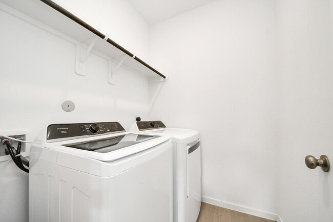 Building Photo - Immediate Move-In Ready 3-Bedroom Home in Rosharon. Comfort, Space & Easy Living