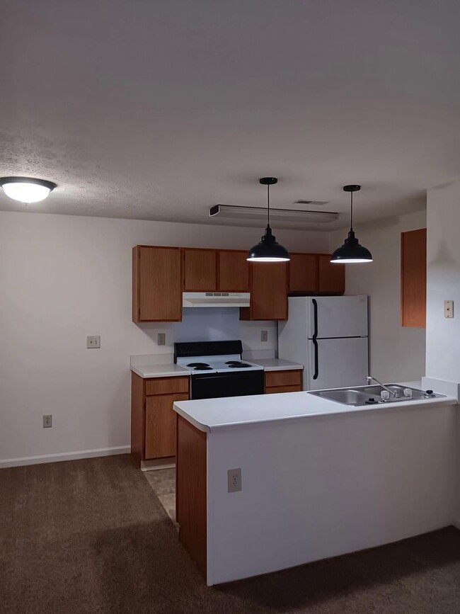 Building Photo - TWO BEDROOM ONE BATH UPSTAIRS