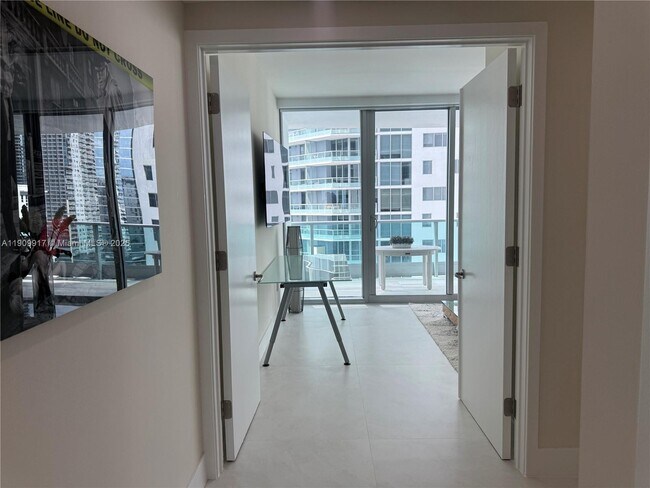 Building Photo - 1331 Brickell Bay Dr