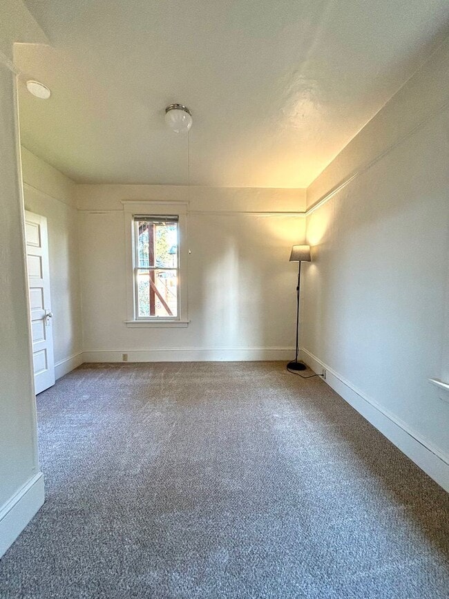 Building Photo - 2 BD / 1 BA Main level unit in 1913 Roosev...