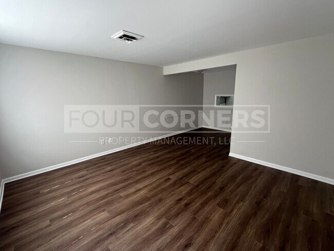 Building Photo - Lovely 2 Bedroom 1.5 Apartment
