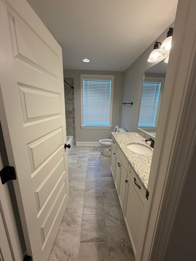 Building Photo - End Unit 3 Bedroom Townhome in Auburn