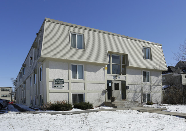 Building Photo - 2741 Pillsbury Ave