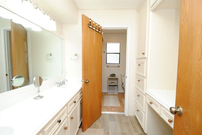 Building Photo - 15007 Pebble Bend Dr