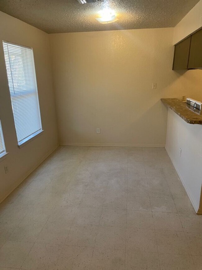 Building Photo - 3536 S Littlejohn Ave