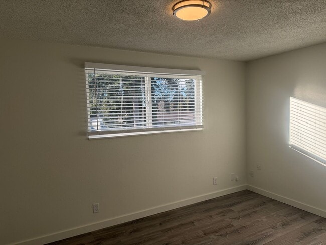 Building Photo - Updated 2 bedroom 1.5 bath duplex in Thurston!