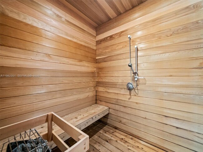 Building Photo - 450 Victoria Terrace