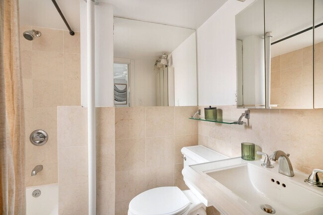 Building Photo - 234 Mott St