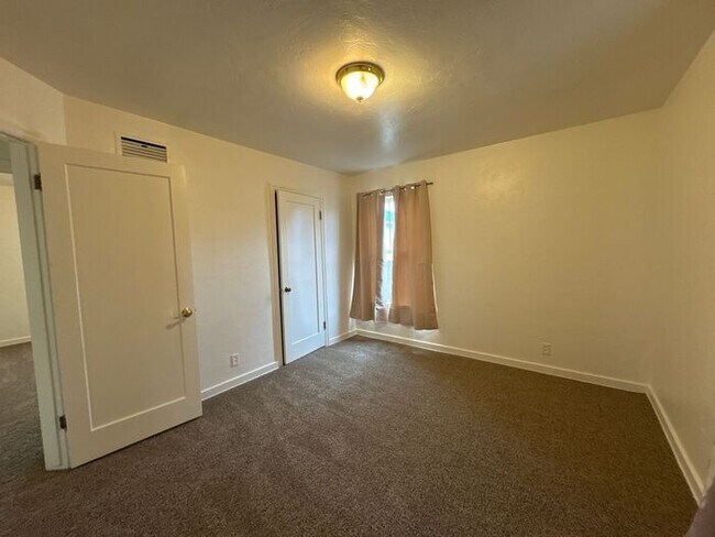 Building Photo - Charming 3 bed / 1 bath COMING SOON in the...