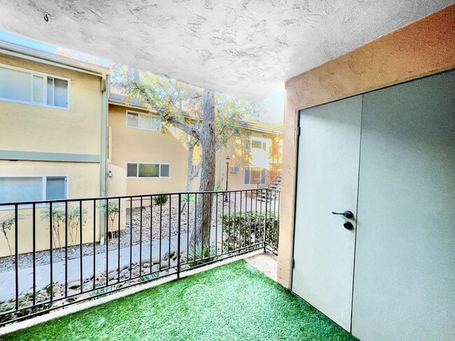 Building Photo - Beautiful 2B/2BA condo w/ Washer/Dryer & R...