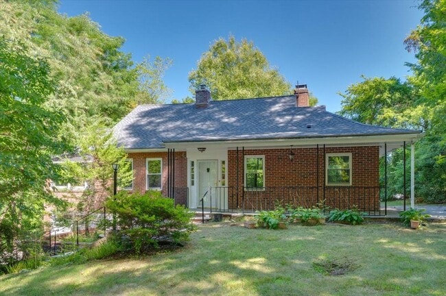 Building Photo - Classic Brick Multi-Level Home with Backya...