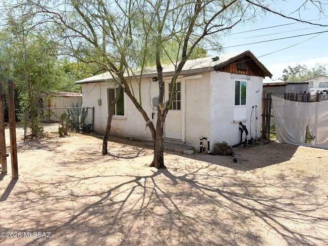 Building Photo - 833 W Tipton Dr