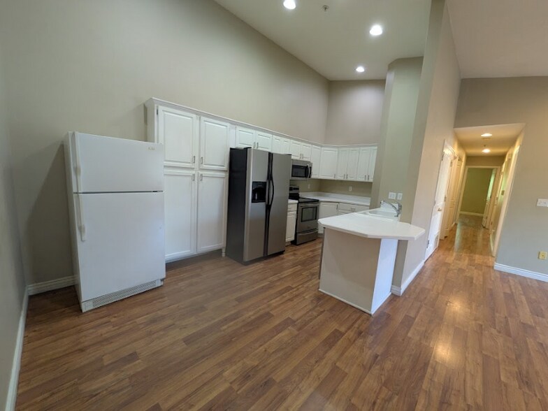 Building Photo - 861 W Columbia Ln
