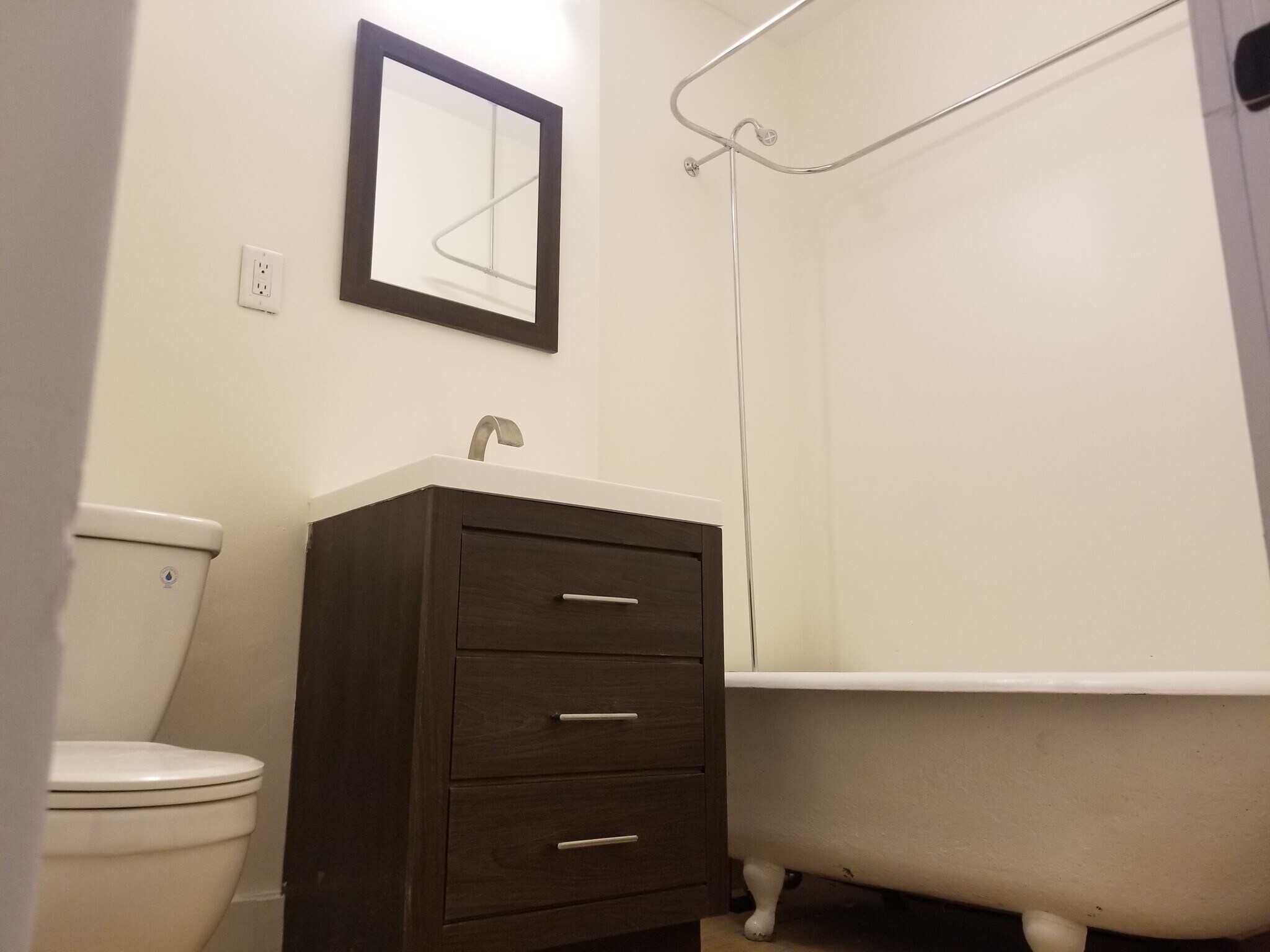 Building Photo - 865 Pingree St