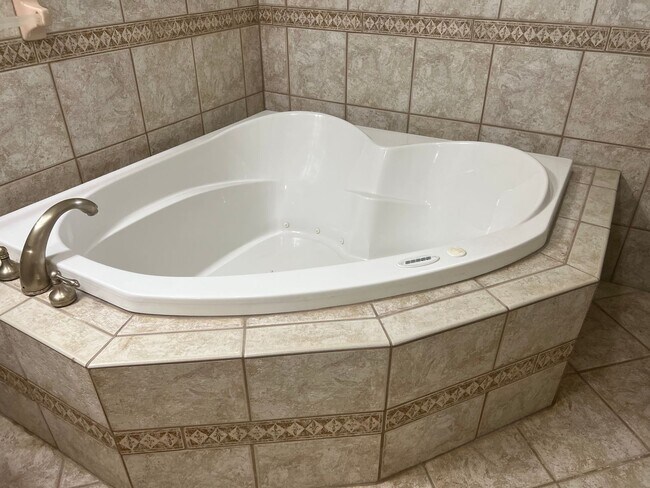 Building Photo - 733 Pine St