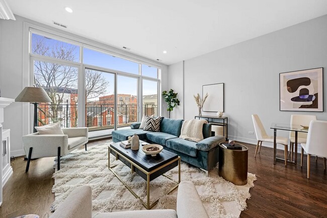 Building Photo - 1085 N Marshfield Ave