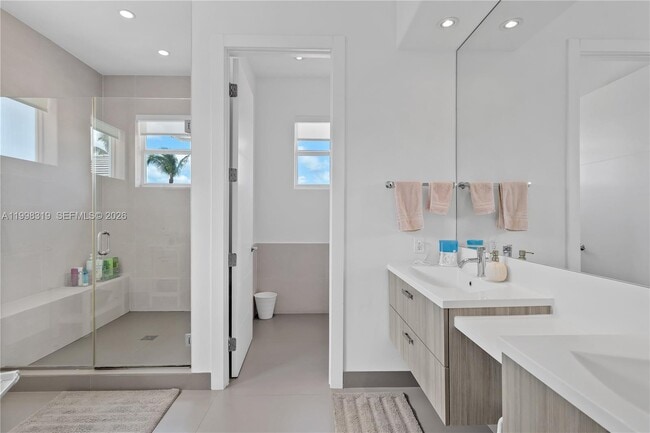 Building Photo - 435 Hampton Ln