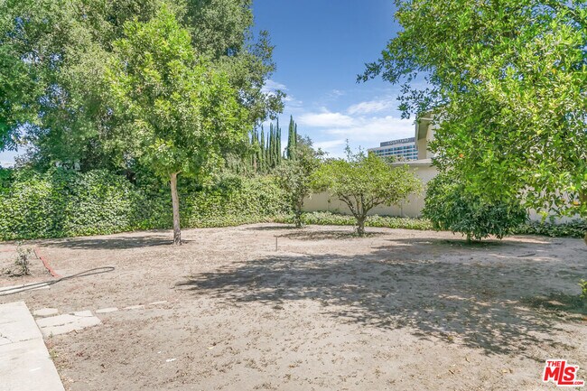 Building Photo - 15436 Camarillo St