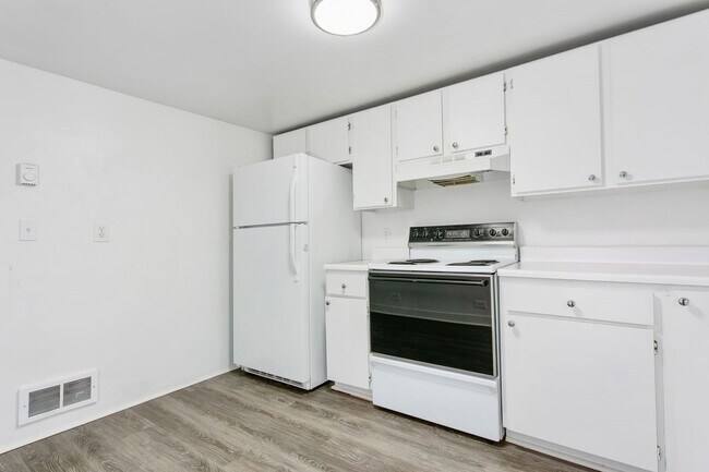 Building Photo - 2BR Upstairs Unit with Mountain Views & Private Yard – Tacoma Living at Its Best