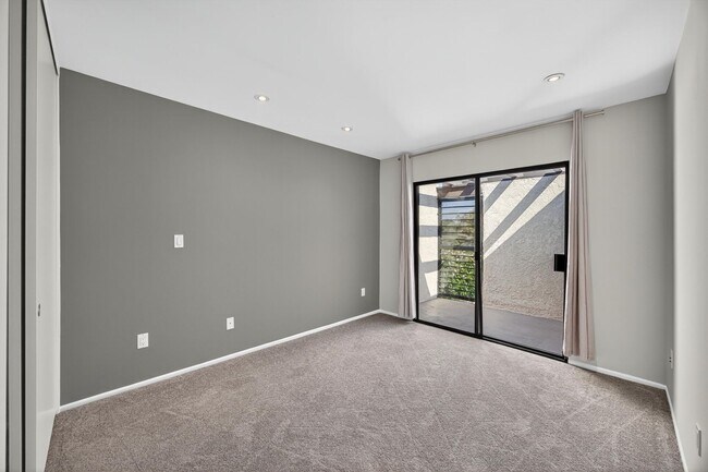 Building Photo - Gorgeous 2 bed/bath Condo in Long Beach