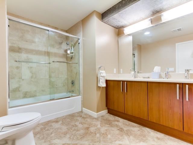 Building Photo - Gorgeous Downtown Condo with Spacious Floo...
