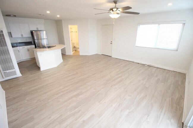 Building Photo - 2212 Edinburg Ave