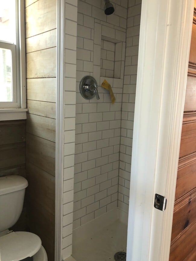 Building Photo - 3 Bedrooms 2 Baths 1 Car Garage Walking Di...