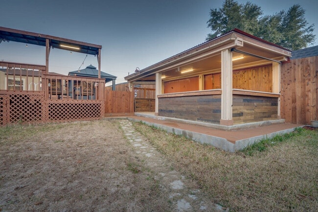 Building Photo - 7809 Claremont Dr