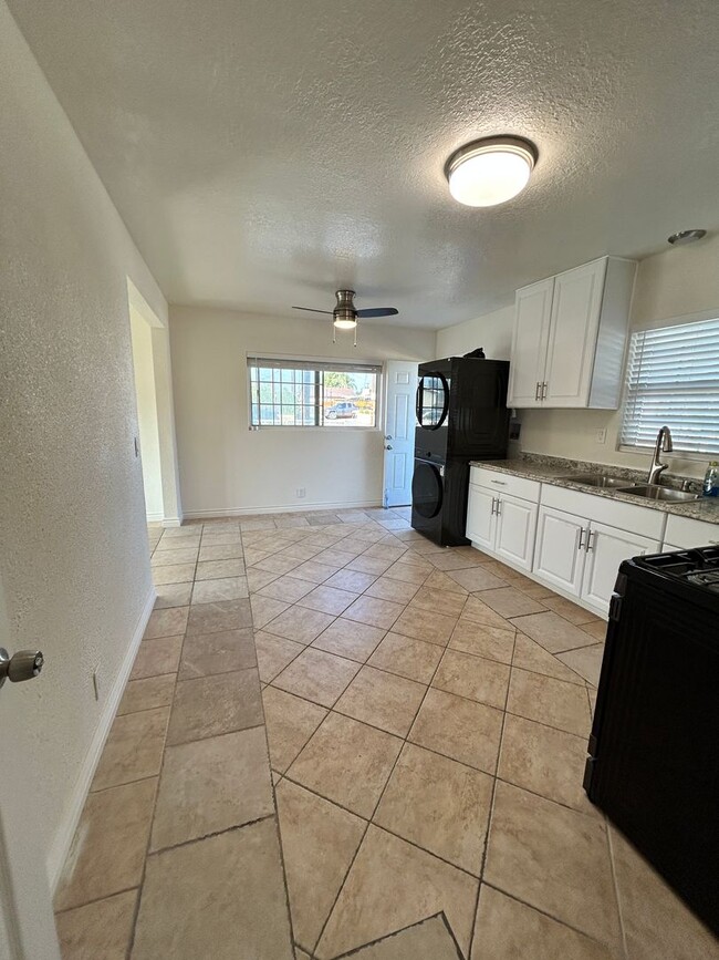 Building Photo - Fully Remodeled Front Duplex in a Prime Lo...