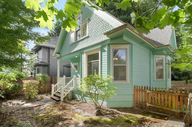 Building Photo - Spacious, light-filled 3-bdrm/2-bath vinta...