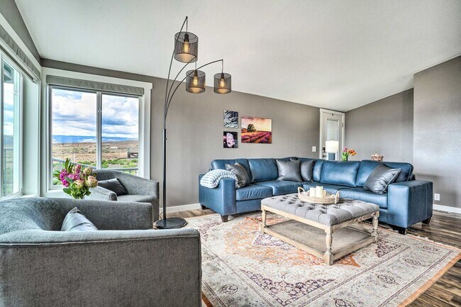 Building Photo - Upper Crescent Bar Rental