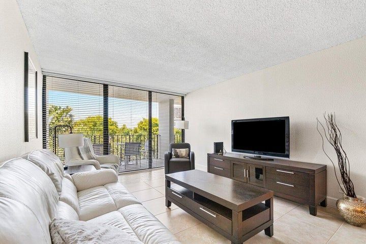 Building Photo - 1830 Embassy Dr