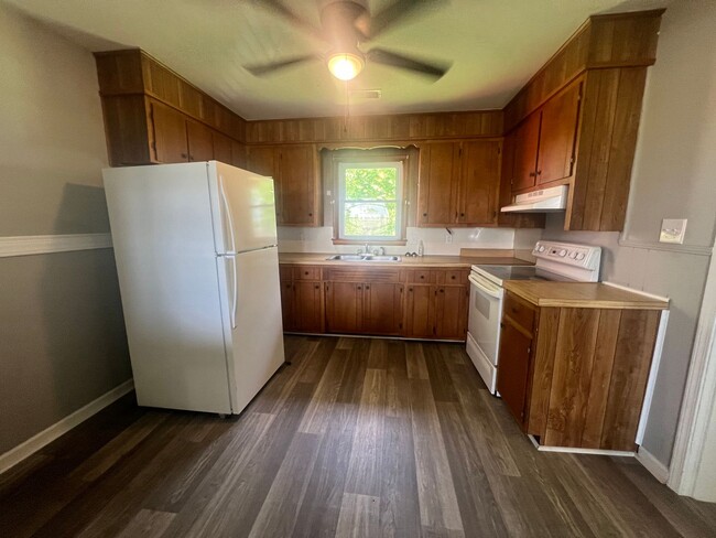 Building Photo - Country Living