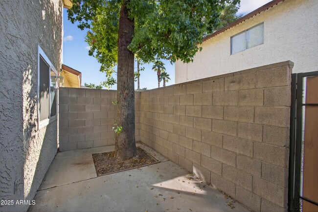 Building Photo - 860 E Brown Rd