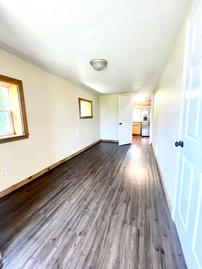 Building Photo - 519 E 7th St