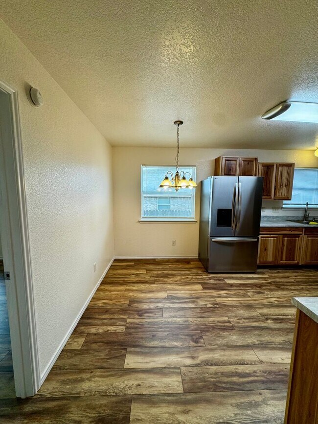 Building Photo - Spacious 4 Bedroom 2 Bath