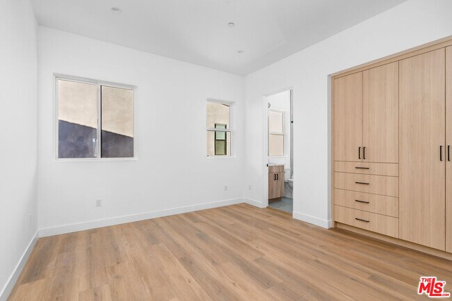 Building Photo - 10823 Morrison St
