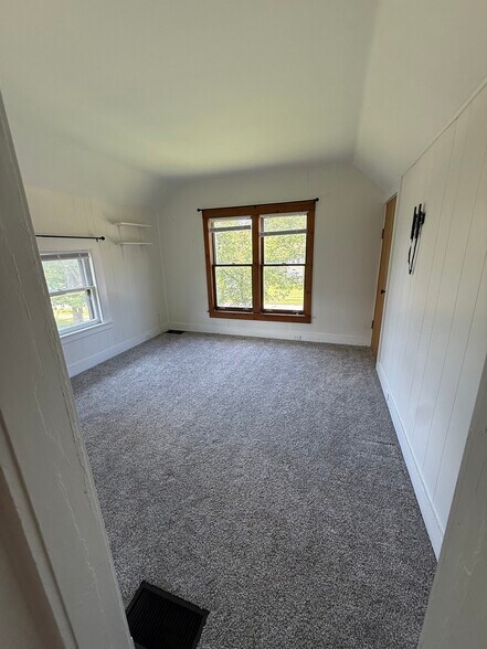Building Photo - 733 Oakwood Ave