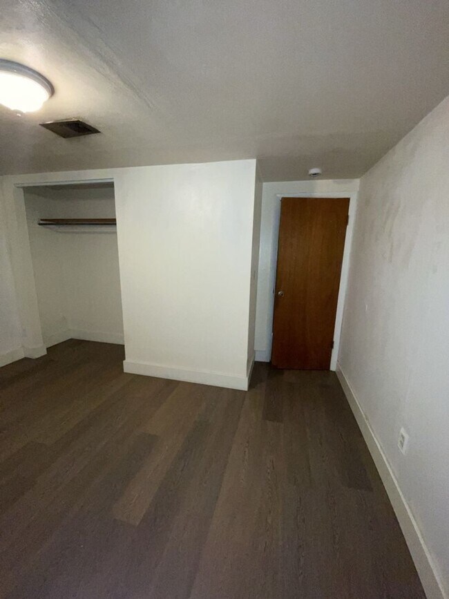 Building Photo - STUDENTS WELCOME! Campus West 5 Bed 2 Bath Ranch w/ Finished Basement