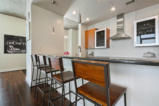 Building Photo - 5925 Almeda Rd