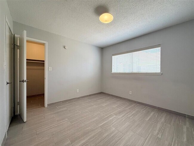 Building Photo - 2131 Highland Hills Dr