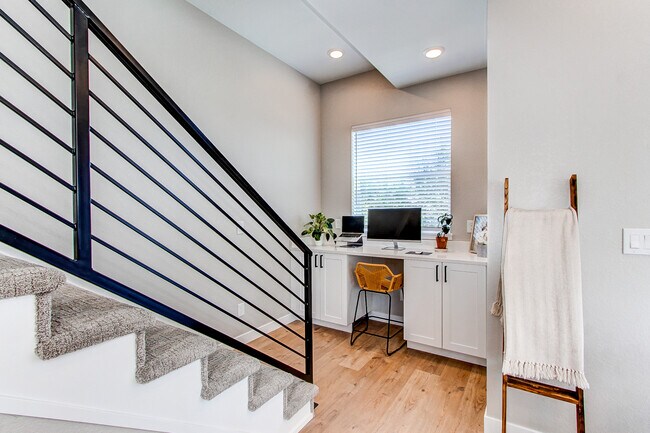 Flex space / working station - 8500 W 62nd Ave