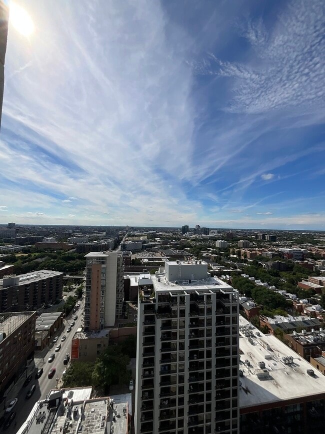Building Photo - 1212 N La Salle Dr