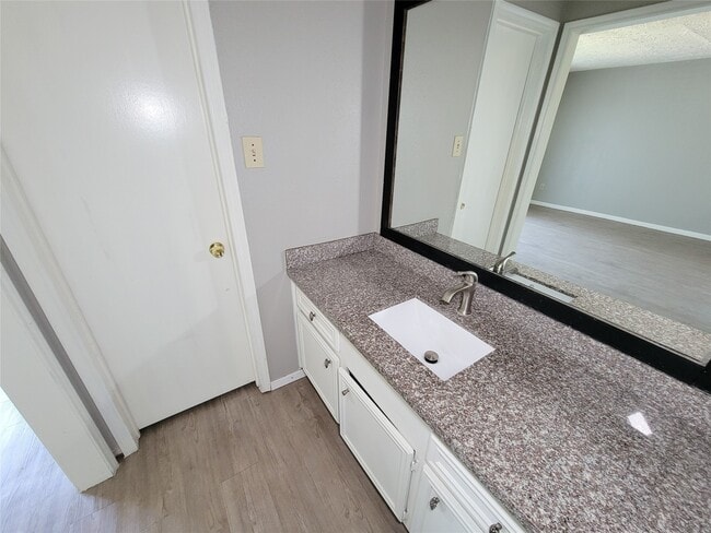 Building Photo - 13611 Ravensway Dr