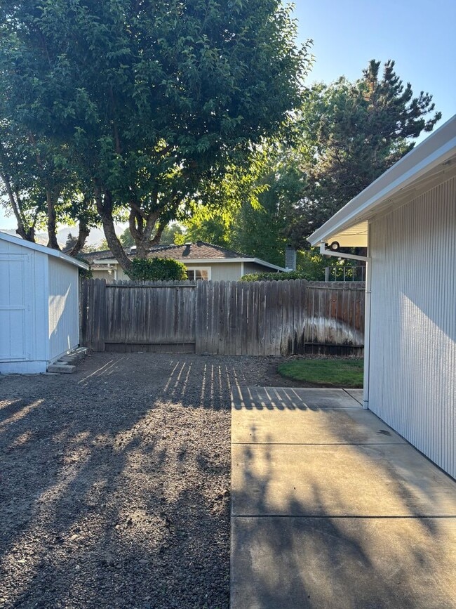 Building Photo - Corner Lot, RV Parking in North Medford!!
