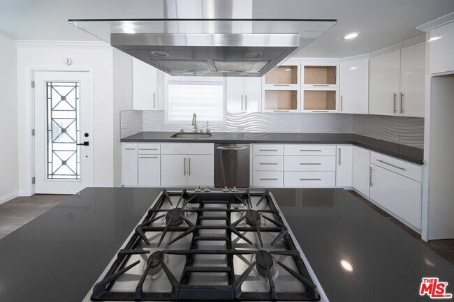 Building Photo - 8432 Glenoaks Blvd