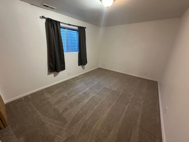 Building Photo - 4 Bed 4 Bath in Constitution Hills!!