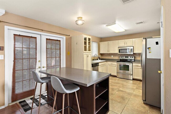 Building Photo - 400 Debora Dr