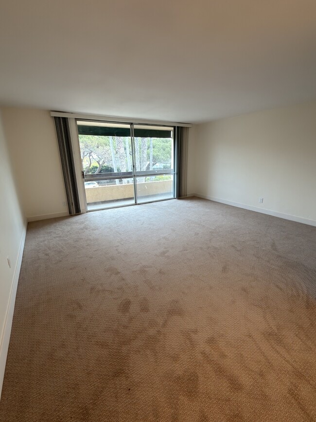 Building Photo - 6333 La Jolla Blvd