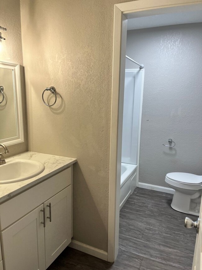 Building Photo - COMING SOON : 2 Bedroom 1 Bath Triplex | B...